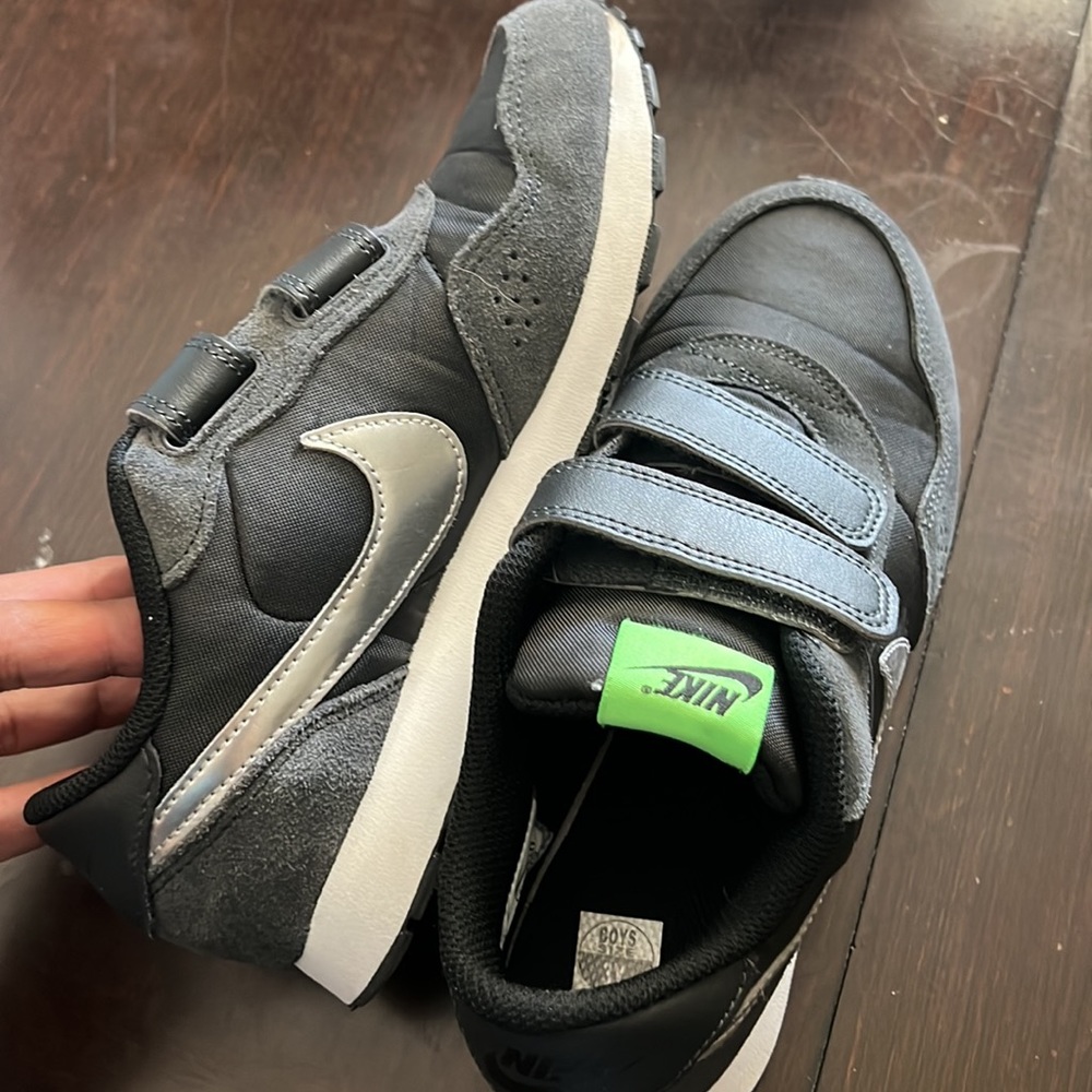 Kids Nikes - Picture 4 of 9